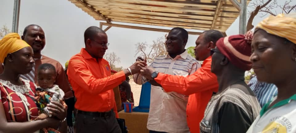 Monsieur NATAMA Ernest, 1er adjoint de la délégation spéciale de Fada, recevant le don de la société SFTP Mining Monsieur NATAMA Ernest, recevant le don de la société SFTP Mining