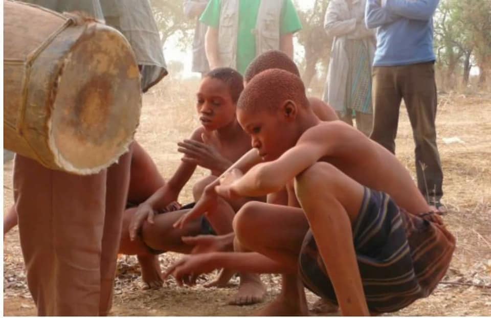 Deux Jeunes circoncis en initiation