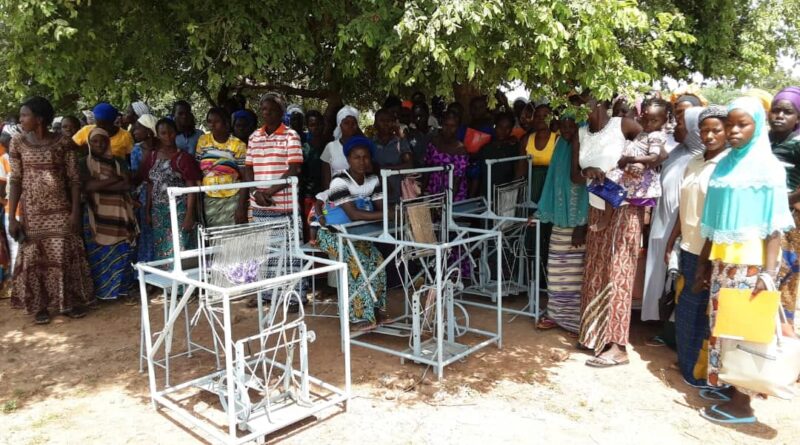 Région de l’Est : 200 femmes déplacées internes reçoivent leurs kits d’installation en tissage
