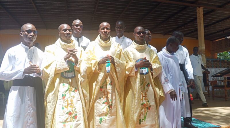 Ordination presbytérale à Fada : trois nouveaux prêtres pour servir l’Église