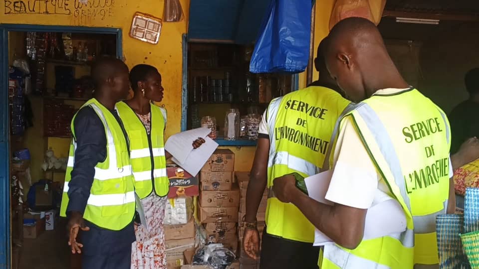 Les agents de la Police de l’eau et de l’assainissement ont échangé directement avec les commerçants, vendeurs et consommateurs dans plusieurs secteurs de la ville de Fada.