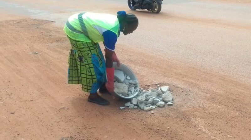 Fada N’Gourma – L’engagement d’une citoyenne : Justine « Photo » comble les nids-de-poule pour sauver des vies