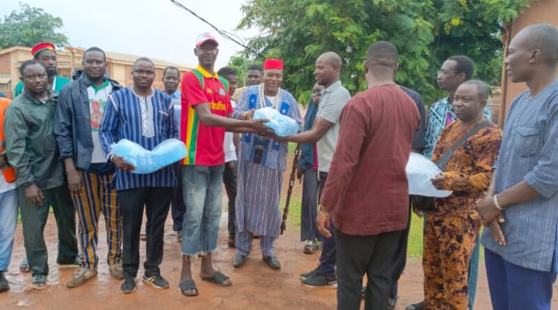 Fada N’Gourma : 120 paquets d’eau potable offerts aux bacheliers pour leur immersion