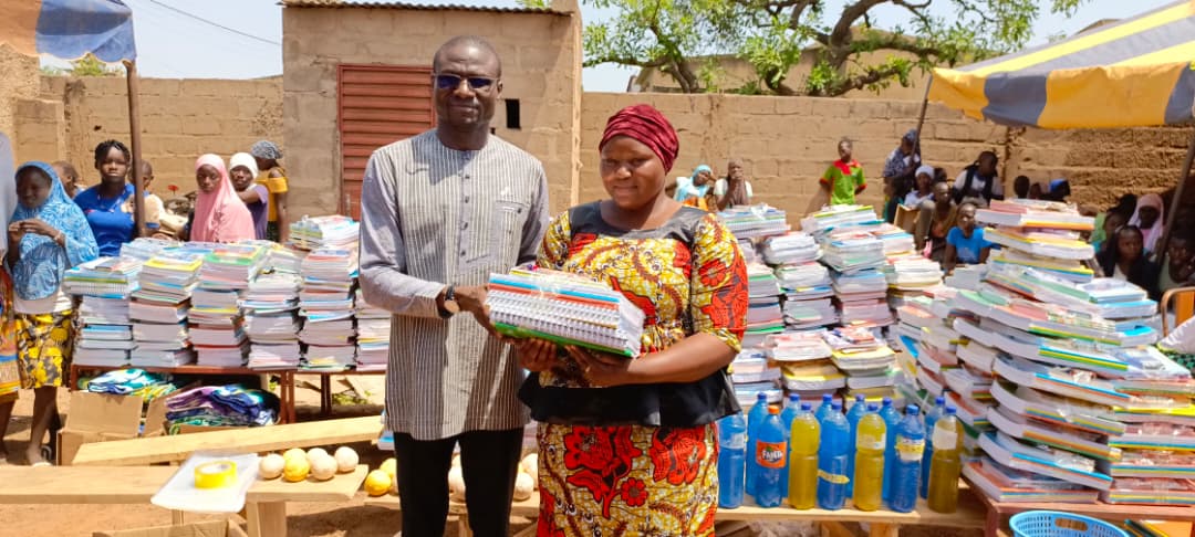 Fidèle OUOBA, remettant les Kits scolaires à une bénéficiaire