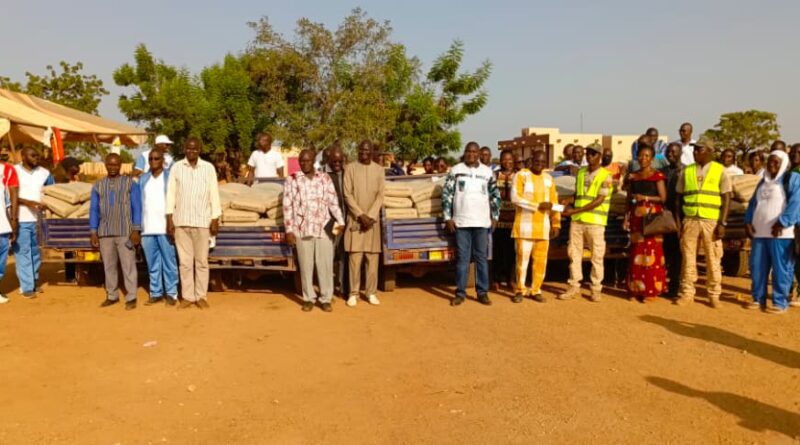 Fada N’Gourma : les enseignants du CEB Fada 1 répondent à l’appel du Chef de l’État avec 8 tonnes de ciment pour “Faso-Mébo”