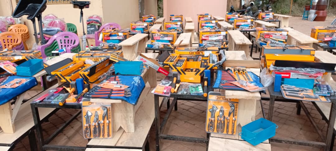 Des kits d’installation prêts à l’emploi alignés avant leur remise officielle aux bénéficiaires du projet PARE-Est à Fada N’Gourma, symbole d’un nouveau départ vers l’autonomie économique et la résilience.
