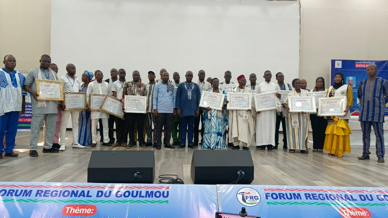 Des attestations de reconnaissance ont été décernées à plusieurs fils et filles de la région pour les efforts fournis pour la réussite de ce forum