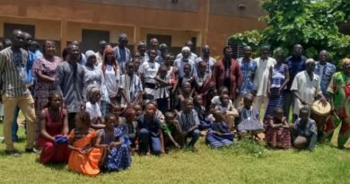 # Fada N’Gourma : l’association Boama mise sur la transmission des valeurs du Gulmu aux jeunes **Fada N’Gourma —** À l’heure où les langues et pratiques culturelles locales peinent à trouver leur place dans le quotidien des jeunes générations, l’association Boama tente de créer un pont entre les enfants, les jeunes et les savoirs traditionnels du Gulmu. Du 24 au 29 août 2026, l’organisation a réuni 37 enfants dans le cadre de la **Semaine gulmantché**, une initiative lancée depuis 2019 pour favoriser la transmission de la langue et des valeurs culturelles. Pendant six jours, les participants ont été initiés à la langue gulmantché, à sa transcription, à l’histoire du Gulmu ainsi qu’à différents savoirs liés aux pratiques traditionnelles. ## Reconnecter les jeunes à leur culture Pour **Issaka Hervé Kombari**, secrétaire général de l’association Boama, l’ambition de l’initiative est avant tout de permettre aux nouvelles générations de renouer avec leurs racines. « L’objectif est simple : reconnecter les enfants et les jeunes aux valeurs traditionnelles autour de la langue », explique-t-il. Si l’apprentissage de la langue gulmantché constitue le cœur de l’initiative, le programme va bien au-delà de l’expression orale. Certains participants maîtrisent déjà la langue mais éprouvent des difficultés à l’écrire. Des séances de transcription sont donc proposées afin de renforcer leurs capacités. L’association souhaite ainsi contribuer à donner davantage de place aux langues nationales dans l’apprentissage et la vie quotidienne. ## De la langue aux savoirs traditionnels La Semaine gulmantché ne se limite pas à l'apprentissage linguistique. Les participants découvrent également différents aspects de l’histoire et des savoirs traditionnels du Gulmu. Le rôle du neveu dans la famille, la place du forgeron dans la cohésion sociale, les mets traditionnels ou encore les pratiques musicales font partie des sujets abordés. Une attention particulière est également accordée au **tam-tam**, dont les sonorités peuvent avoir des significations différentes selon les circonstances. « Il y a des sons pour les funérailles, il y a des sons pour la joie, et il y a des sons pour cultiver ou pour faire d’autres choses », souligne Issaka Hervé Kombari. Pour l'association, comprendre ces codes permet aux jeunes de mieux saisir la signification de certaines pratiques qui peuvent progressivement perdre leur sens lorsqu'elles ne sont plus transmises. ## « Les trésors humains » au cœur de la transmission La transmission ne repose pas uniquement sur les formateurs. Des personnes âgées, considérées comme des dépositaires de la mémoire et des savoirs traditionnels, interviennent également auprès des jeunes. Ces échanges permettent de transmettre des connaissances qui sont parfois difficiles à retrouver dans les supports scolaires classiques. « Nous-mêmes, en tant qu’initiateurs, nous sommes encore à l’école avec les personnes âgées, les trésors humains qui viennent et qui racontent. Nous apprenons encore », reconnaît le secrétaire général de Boama. Pour lui, la perte progressive de ces connaissances constitue un enjeu important. Certaines pratiques, notamment les codes liés aux salutations, aux louanges ou aux sons traditionnels, risquent de devenir incompréhensibles pour les jeunes générations si elles ne sont pas transmises. ## 37 enfants et une quinzaine de formateurs Pour l’édition 2026, **37 enfants** ont pris part à la Semaine gulmantché, qui s’est déroulée du 24 au 29 août. Une quinzaine de formateurs se sont relayés durant les six jours pour encadrer les participants. Les enseignements ont porté notamment sur le tam-tam, l’histoire, les savoirs traditionnels, la transcription et l’expression orale. Cette organisation a permis de proposer aux enfants une immersion dans différents aspects du patrimoine culturel local. Mais pour Boama, le nombre de participants reste encore en deçà des ambitions. « Notre rêve, c’est de remplir des salles, de voir que plusieurs personnes soient venues », confie Issaka Hervé Kombari. ## Convaincre les familles, le défi de la pérennisation Au-delà de l’organisation pratique de la semaine, l'association fait face à un défi majeur : convaincre davantage de parents d'inscrire leurs enfants à ce type d'activité. « L’autre difficulté, c’est comment convaincre les gens à accepter d’envoyer leurs enfants et leurs jeunes pour apprendre ce qu’est leur culture », reconnaît-il. Un défi qui renvoie à une question plus large : comment maintenir la transmission des langues et des savoirs traditionnels dans un contexte où les jeunes sont de plus en plus exposés à d'autres références culturelles et linguistiques ? Pour Boama, la réponse passe notamment par la création d’espaces d’apprentissage accessibles et attractifs pour les jeunes. ## Une association engagée sur plusieurs fronts Créée en **2011**, l’association Boama intervient dans plusieurs domaines avec l’ambition de contribuer à améliorer l’accès des populations de la région de l’Est à des services de qualité. L’éducation et la transmission culturelle constituent l’un de ses axes d’intervention depuis le lancement de l’école dédiée aux savoirs endogènes en 2019. L'association mène également des activités d’alphabétisation, des formations destinées aux femmes et des initiatives dans le domaine de l’agriculture, notamment les cultures hors sol. Elle indique par ailleurs avoir accompagné **une trentaine de femmes dans l’apprentissage du tissage sur pédale**, leur permettant de développer des activités génératrices de revenus. À chaque rentrée scolaire, Boama tente également d'apporter un appui à certains enfants confrontés à des difficultés d'accès aux fournitures scolaires. ## Préserver aujourd’hui pour transmettre demain À travers la Semaine gulmantché, Boama entend faire de la transmission culturelle une démarche concrète, en donnant aux enfants l'occasion d'apprendre leur langue, leur histoire et les pratiques qui ont façonné la société du Gulmu. Pour l’association, l’enjeu dépasse donc la seule sauvegarde d’une langue. Il s’agit aussi de permettre aux jeunes de comprendre les codes sociaux, les savoirs et les valeurs qui ont longtemps structuré la vie communautaire. L’ambition affichée est désormais d’élargir la participation et de faire de cette initiative un véritable espace intergénérationnel. Car pour Boama, la préservation du patrimoine culturel ne peut être durable que si les jeunes en deviennent eux-mêmes les dépositaires et les acteurs.