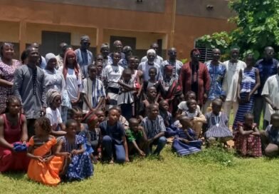 # Fada N’Gourma : l’association Boama mise sur la transmission des valeurs du Gulmu aux jeunes **Fada N’Gourma —** À l’heure où les langues et pratiques culturelles locales peinent à trouver leur place dans le quotidien des jeunes générations, l’association Boama tente de créer un pont entre les enfants, les jeunes et les savoirs traditionnels du Gulmu. Du 24 au 29 août 2026, l’organisation a réuni 37 enfants dans le cadre de la **Semaine gulmantché**, une initiative lancée depuis 2019 pour favoriser la transmission de la langue et des valeurs culturelles. Pendant six jours, les participants ont été initiés à la langue gulmantché, à sa transcription, à l’histoire du Gulmu ainsi qu’à différents savoirs liés aux pratiques traditionnelles. ## Reconnecter les jeunes à leur culture Pour **Issaka Hervé Kombari**, secrétaire général de l’association Boama, l’ambition de l’initiative est avant tout de permettre aux nouvelles générations de renouer avec leurs racines. « L’objectif est simple : reconnecter les enfants et les jeunes aux valeurs traditionnelles autour de la langue », explique-t-il. Si l’apprentissage de la langue gulmantché constitue le cœur de l’initiative, le programme va bien au-delà de l’expression orale. Certains participants maîtrisent déjà la langue mais éprouvent des difficultés à l’écrire. Des séances de transcription sont donc proposées afin de renforcer leurs capacités. L’association souhaite ainsi contribuer à donner davantage de place aux langues nationales dans l’apprentissage et la vie quotidienne. ## De la langue aux savoirs traditionnels La Semaine gulmantché ne se limite pas à l'apprentissage linguistique. Les participants découvrent également différents aspects de l’histoire et des savoirs traditionnels du Gulmu. Le rôle du neveu dans la famille, la place du forgeron dans la cohésion sociale, les mets traditionnels ou encore les pratiques musicales font partie des sujets abordés. Une attention particulière est également accordée au **tam-tam**, dont les sonorités peuvent avoir des significations différentes selon les circonstances. « Il y a des sons pour les funérailles, il y a des sons pour la joie, et il y a des sons pour cultiver ou pour faire d’autres choses », souligne Issaka Hervé Kombari. Pour l'association, comprendre ces codes permet aux jeunes de mieux saisir la signification de certaines pratiques qui peuvent progressivement perdre leur sens lorsqu'elles ne sont plus transmises. ## « Les trésors humains » au cœur de la transmission La transmission ne repose pas uniquement sur les formateurs. Des personnes âgées, considérées comme des dépositaires de la mémoire et des savoirs traditionnels, interviennent également auprès des jeunes. Ces échanges permettent de transmettre des connaissances qui sont parfois difficiles à retrouver dans les supports scolaires classiques. « Nous-mêmes, en tant qu’initiateurs, nous sommes encore à l’école avec les personnes âgées, les trésors humains qui viennent et qui racontent. Nous apprenons encore », reconnaît le secrétaire général de Boama. Pour lui, la perte progressive de ces connaissances constitue un enjeu important. Certaines pratiques, notamment les codes liés aux salutations, aux louanges ou aux sons traditionnels, risquent de devenir incompréhensibles pour les jeunes générations si elles ne sont pas transmises. ## 37 enfants et une quinzaine de formateurs Pour l’édition 2026, **37 enfants** ont pris part à la Semaine gulmantché, qui s’est déroulée du 24 au 29 août. Une quinzaine de formateurs se sont relayés durant les six jours pour encadrer les participants. Les enseignements ont porté notamment sur le tam-tam, l’histoire, les savoirs traditionnels, la transcription et l’expression orale. Cette organisation a permis de proposer aux enfants une immersion dans différents aspects du patrimoine culturel local. Mais pour Boama, le nombre de participants reste encore en deçà des ambitions. « Notre rêve, c’est de remplir des salles, de voir que plusieurs personnes soient venues », confie Issaka Hervé Kombari. ## Convaincre les familles, le défi de la pérennisation Au-delà de l’organisation pratique de la semaine, l'association fait face à un défi majeur : convaincre davantage de parents d'inscrire leurs enfants à ce type d'activité. « L’autre difficulté, c’est comment convaincre les gens à accepter d’envoyer leurs enfants et leurs jeunes pour apprendre ce qu’est leur culture », reconnaît-il. Un défi qui renvoie à une question plus large : comment maintenir la transmission des langues et des savoirs traditionnels dans un contexte où les jeunes sont de plus en plus exposés à d'autres références culturelles et linguistiques ? Pour Boama, la réponse passe notamment par la création d’espaces d’apprentissage accessibles et attractifs pour les jeunes. ## Une association engagée sur plusieurs fronts Créée en **2011**, l’association Boama intervient dans plusieurs domaines avec l’ambition de contribuer à améliorer l’accès des populations de la région de l’Est à des services de qualité. L’éducation et la transmission culturelle constituent l’un de ses axes d’intervention depuis le lancement de l’école dédiée aux savoirs endogènes en 2019. L'association mène également des activités d’alphabétisation, des formations destinées aux femmes et des initiatives dans le domaine de l’agriculture, notamment les cultures hors sol. Elle indique par ailleurs avoir accompagné **une trentaine de femmes dans l’apprentissage du tissage sur pédale**, leur permettant de développer des activités génératrices de revenus. À chaque rentrée scolaire, Boama tente également d'apporter un appui à certains enfants confrontés à des difficultés d'accès aux fournitures scolaires. ## Préserver aujourd’hui pour transmettre demain À travers la Semaine gulmantché, Boama entend faire de la transmission culturelle une démarche concrète, en donnant aux enfants l'occasion d'apprendre leur langue, leur histoire et les pratiques qui ont façonné la société du Gulmu. Pour l’association, l’enjeu dépasse donc la seule sauvegarde d’une langue. Il s’agit aussi de permettre aux jeunes de comprendre les codes sociaux, les savoirs et les valeurs qui ont longtemps structuré la vie communautaire. L’ambition affichée est désormais d’élargir la participation et de faire de cette initiative un véritable espace intergénérationnel. Car pour Boama, la préservation du patrimoine culturel ne peut être durable que si les jeunes en deviennent eux-mêmes les dépositaires et les acteurs.