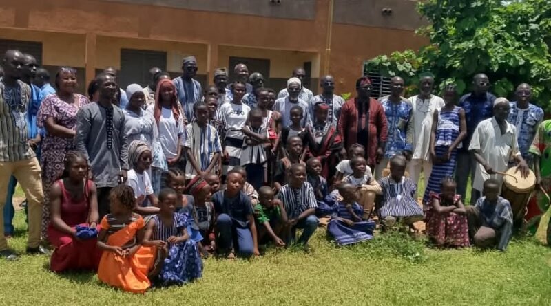 # Fada N’Gourma : l’association Boama mise sur la transmission des valeurs du Gulmu aux jeunes **Fada N’Gourma —** À l’heure où les langues et pratiques culturelles locales peinent à trouver leur place dans le quotidien des jeunes générations, l’association Boama tente de créer un pont entre les enfants, les jeunes et les savoirs traditionnels du Gulmu. Du 24 au 29 août 2026, l’organisation a réuni 37 enfants dans le cadre de la **Semaine gulmantché**, une initiative lancée depuis 2019 pour favoriser la transmission de la langue et des valeurs culturelles. Pendant six jours, les participants ont été initiés à la langue gulmantché, à sa transcription, à l’histoire du Gulmu ainsi qu’à différents savoirs liés aux pratiques traditionnelles. ## Reconnecter les jeunes à leur culture Pour **Issaka Hervé Kombari**, secrétaire général de l’association Boama, l’ambition de l’initiative est avant tout de permettre aux nouvelles générations de renouer avec leurs racines. « L’objectif est simple : reconnecter les enfants et les jeunes aux valeurs traditionnelles autour de la langue », explique-t-il. Si l’apprentissage de la langue gulmantché constitue le cœur de l’initiative, le programme va bien au-delà de l’expression orale. Certains participants maîtrisent déjà la langue mais éprouvent des difficultés à l’écrire. Des séances de transcription sont donc proposées afin de renforcer leurs capacités. L’association souhaite ainsi contribuer à donner davantage de place aux langues nationales dans l’apprentissage et la vie quotidienne. ## De la langue aux savoirs traditionnels La Semaine gulmantché ne se limite pas à l'apprentissage linguistique. Les participants découvrent également différents aspects de l’histoire et des savoirs traditionnels du Gulmu. Le rôle du neveu dans la famille, la place du forgeron dans la cohésion sociale, les mets traditionnels ou encore les pratiques musicales font partie des sujets abordés. Une attention particulière est également accordée au **tam-tam**, dont les sonorités peuvent avoir des significations différentes selon les circonstances. « Il y a des sons pour les funérailles, il y a des sons pour la joie, et il y a des sons pour cultiver ou pour faire d’autres choses », souligne Issaka Hervé Kombari. Pour l'association, comprendre ces codes permet aux jeunes de mieux saisir la signification de certaines pratiques qui peuvent progressivement perdre leur sens lorsqu'elles ne sont plus transmises. ## « Les trésors humains » au cœur de la transmission La transmission ne repose pas uniquement sur les formateurs. Des personnes âgées, considérées comme des dépositaires de la mémoire et des savoirs traditionnels, interviennent également auprès des jeunes. Ces échanges permettent de transmettre des connaissances qui sont parfois difficiles à retrouver dans les supports scolaires classiques. « Nous-mêmes, en tant qu’initiateurs, nous sommes encore à l’école avec les personnes âgées, les trésors humains qui viennent et qui racontent. Nous apprenons encore », reconnaît le secrétaire général de Boama. Pour lui, la perte progressive de ces connaissances constitue un enjeu important. Certaines pratiques, notamment les codes liés aux salutations, aux louanges ou aux sons traditionnels, risquent de devenir incompréhensibles pour les jeunes générations si elles ne sont pas transmises. ## 37 enfants et une quinzaine de formateurs Pour l’édition 2026, **37 enfants** ont pris part à la Semaine gulmantché, qui s’est déroulée du 24 au 29 août. Une quinzaine de formateurs se sont relayés durant les six jours pour encadrer les participants. Les enseignements ont porté notamment sur le tam-tam, l’histoire, les savoirs traditionnels, la transcription et l’expression orale. Cette organisation a permis de proposer aux enfants une immersion dans différents aspects du patrimoine culturel local. Mais pour Boama, le nombre de participants reste encore en deçà des ambitions. « Notre rêve, c’est de remplir des salles, de voir que plusieurs personnes soient venues », confie Issaka Hervé Kombari. ## Convaincre les familles, le défi de la pérennisation Au-delà de l’organisation pratique de la semaine, l'association fait face à un défi majeur : convaincre davantage de parents d'inscrire leurs enfants à ce type d'activité. « L’autre difficulté, c’est comment convaincre les gens à accepter d’envoyer leurs enfants et leurs jeunes pour apprendre ce qu’est leur culture », reconnaît-il. Un défi qui renvoie à une question plus large : comment maintenir la transmission des langues et des savoirs traditionnels dans un contexte où les jeunes sont de plus en plus exposés à d'autres références culturelles et linguistiques ? Pour Boama, la réponse passe notamment par la création d’espaces d’apprentissage accessibles et attractifs pour les jeunes. ## Une association engagée sur plusieurs fronts Créée en **2011**, l’association Boama intervient dans plusieurs domaines avec l’ambition de contribuer à améliorer l’accès des populations de la région de l’Est à des services de qualité. L’éducation et la transmission culturelle constituent l’un de ses axes d’intervention depuis le lancement de l’école dédiée aux savoirs endogènes en 2019. L'association mène également des activités d’alphabétisation, des formations destinées aux femmes et des initiatives dans le domaine de l’agriculture, notamment les cultures hors sol. Elle indique par ailleurs avoir accompagné **une trentaine de femmes dans l’apprentissage du tissage sur pédale**, leur permettant de développer des activités génératrices de revenus. À chaque rentrée scolaire, Boama tente également d'apporter un appui à certains enfants confrontés à des difficultés d'accès aux fournitures scolaires. ## Préserver aujourd’hui pour transmettre demain À travers la Semaine gulmantché, Boama entend faire de la transmission culturelle une démarche concrète, en donnant aux enfants l'occasion d'apprendre leur langue, leur histoire et les pratiques qui ont façonné la société du Gulmu. Pour l’association, l’enjeu dépasse donc la seule sauvegarde d’une langue. Il s’agit aussi de permettre aux jeunes de comprendre les codes sociaux, les savoirs et les valeurs qui ont longtemps structuré la vie communautaire. L’ambition affichée est désormais d’élargir la participation et de faire de cette initiative un véritable espace intergénérationnel. Car pour Boama, la préservation du patrimoine culturel ne peut être durable que si les jeunes en deviennent eux-mêmes les dépositaires et les acteurs.