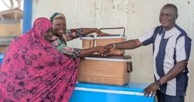 Sourires et poignée de main lors de la remise des équipements aux bénéficiaires, à Fada N’Gourma.