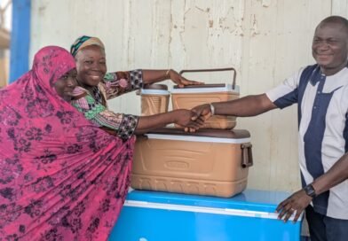 Sourires et poignée de main lors de la remise des équipements aux bénéficiaires, à Fada N’Gourma.
