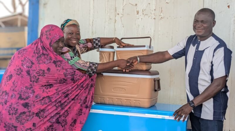 Sourires et poignée de main lors de la remise des équipements aux bénéficiaires, à Fada N’Gourma.