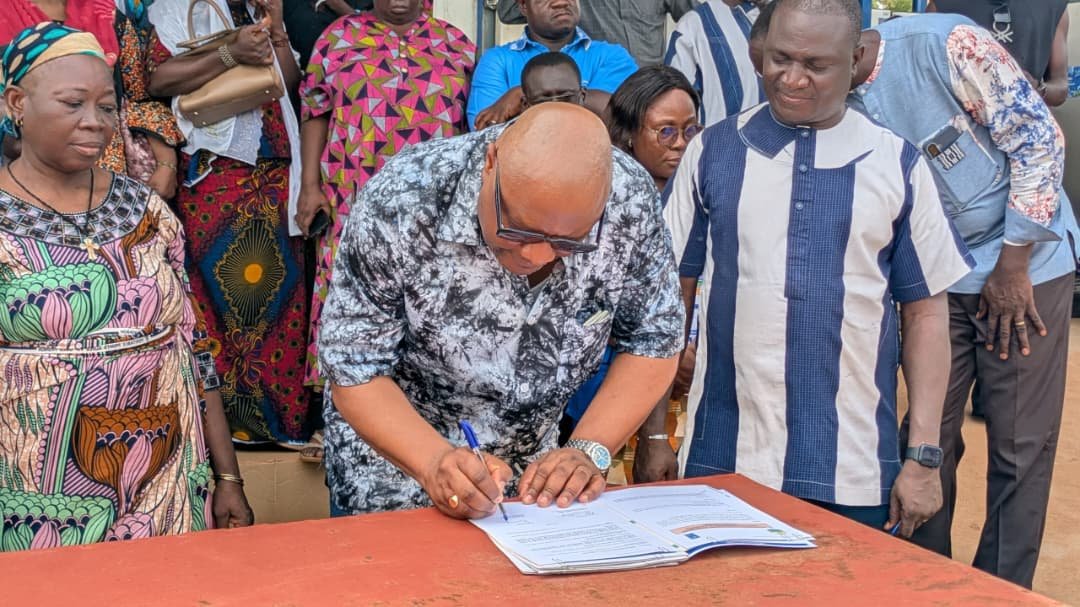 M Monsieur Dominique KABEYA, représentant résident adjoint du PNUD signe l’acte de transfert, à confirmer, sous le regard des participants